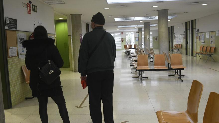 Dos personas esperan su turno para ver al médico en un centro de salud. | LA OPINIÓN