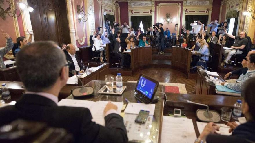 Los 17 ediles de la oposición votan en contra de la modificación de crédito, ayer en el pleno municipal. // Brais Lorenzo