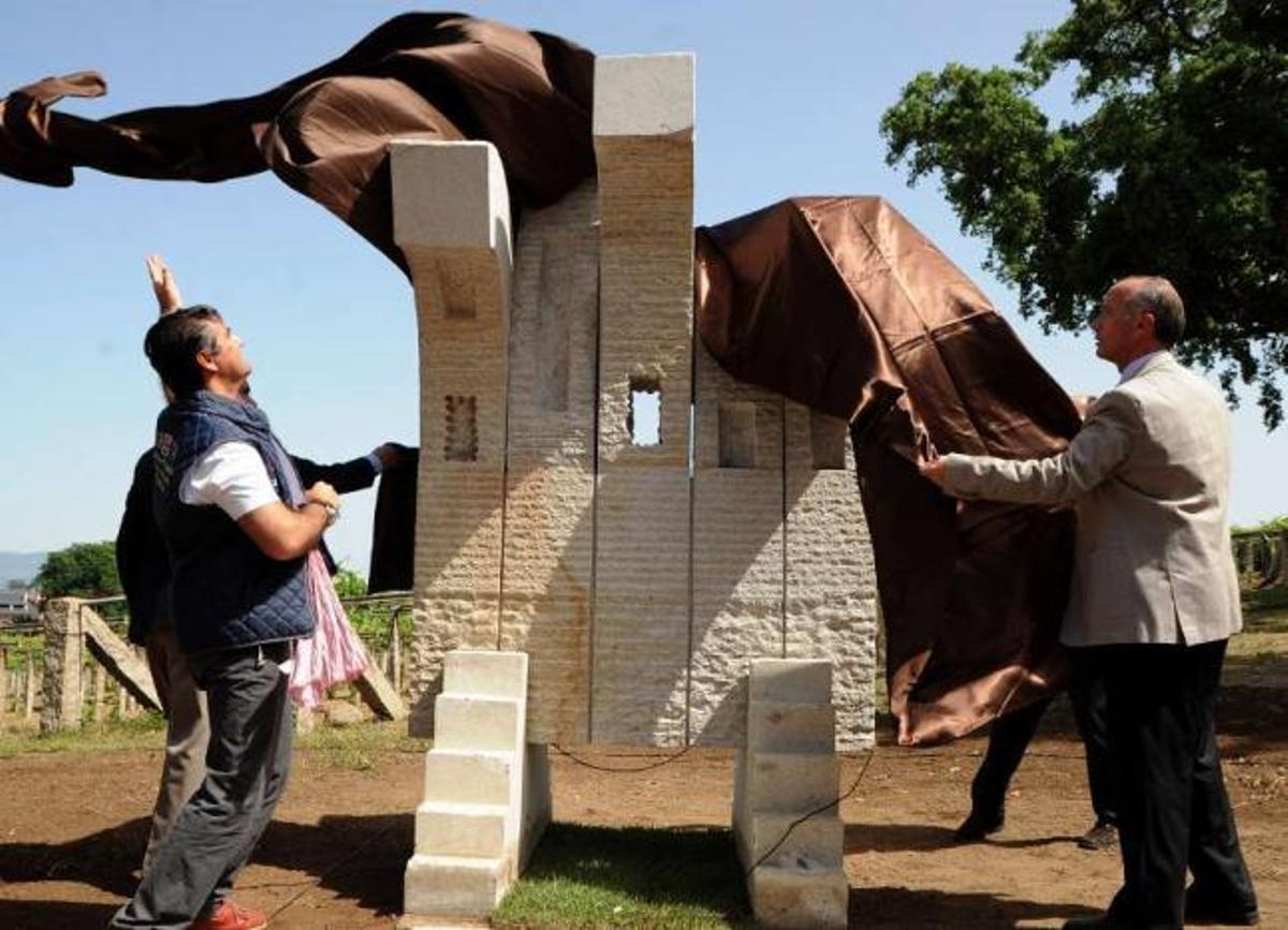 La Fundación Contra o Narcotráfico inauguró en Vista Real una escultura contra las drogas.// Iñaki Abella