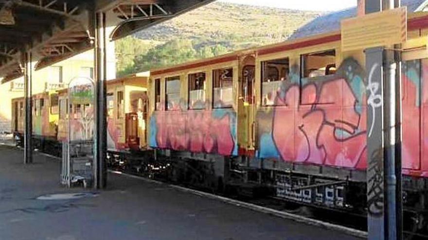 El Tren Groc, pintat per grafiters, aturat en una de les estacions