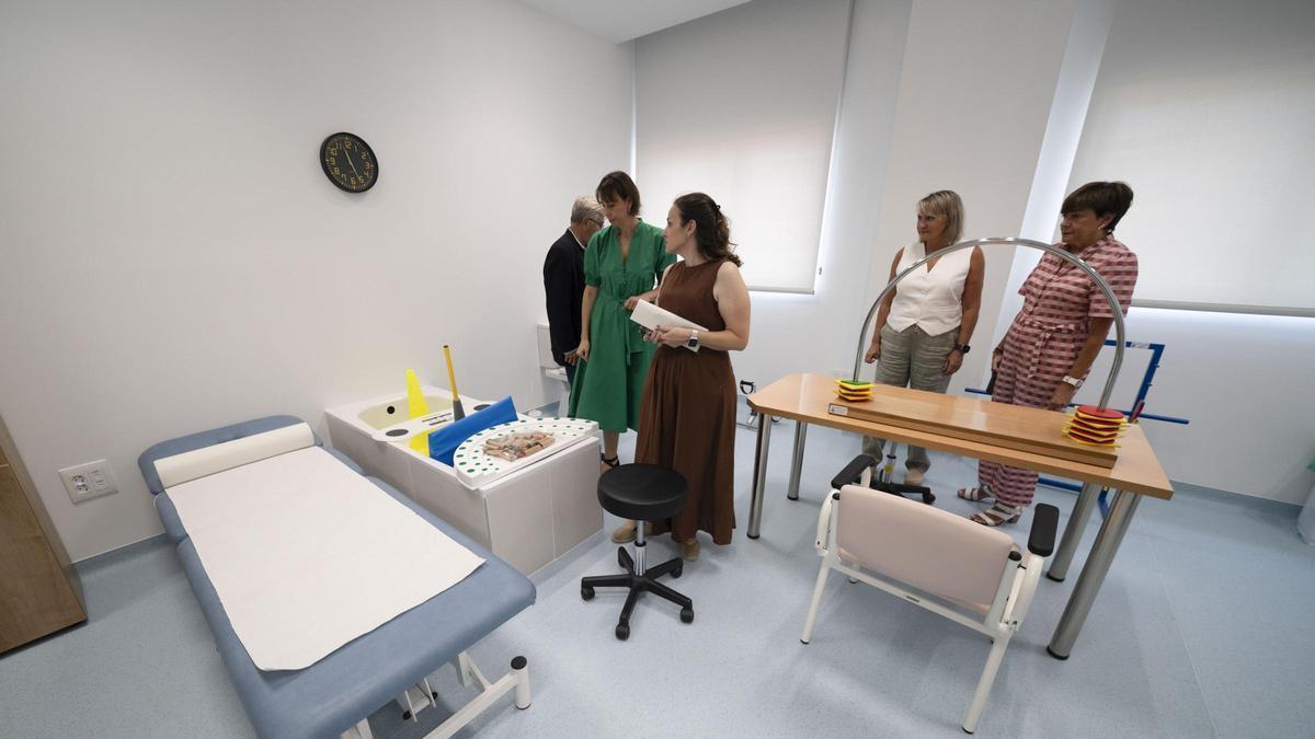 La directora de Atención Hospitalaria del Salud, Sara Guillén, y el gerente del sector sanitario de Teruel, Pedro Eced, este martes en el nuevo hospital.