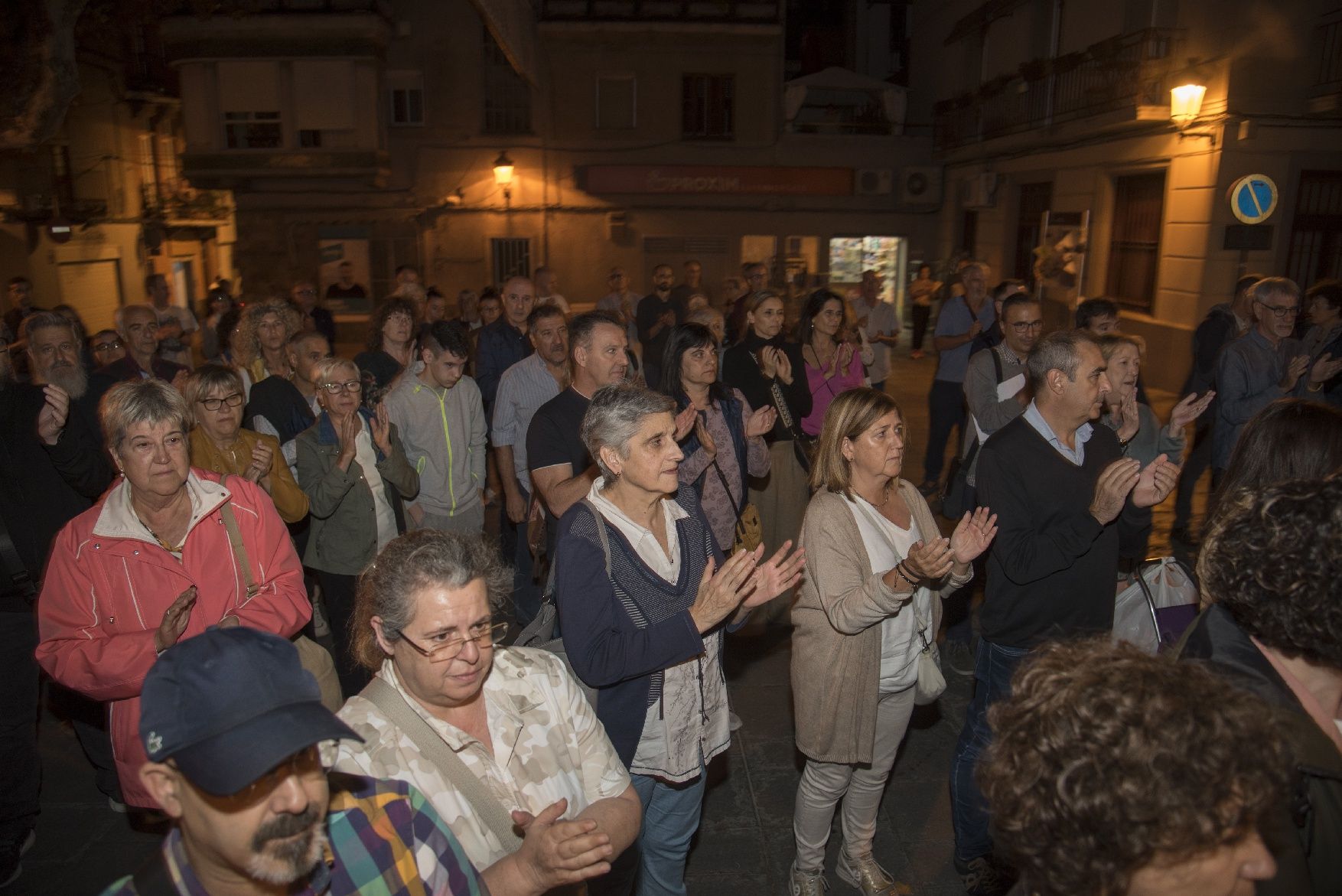 Unes 150 persones donen suport a Adriana Delgado pel judici contra la mesa del Parlament