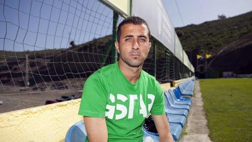 El centrocampista del barrio de La Feria David González, en las instalaciones de Barranco Seco. i JOSÉ CARLOS GUERRA