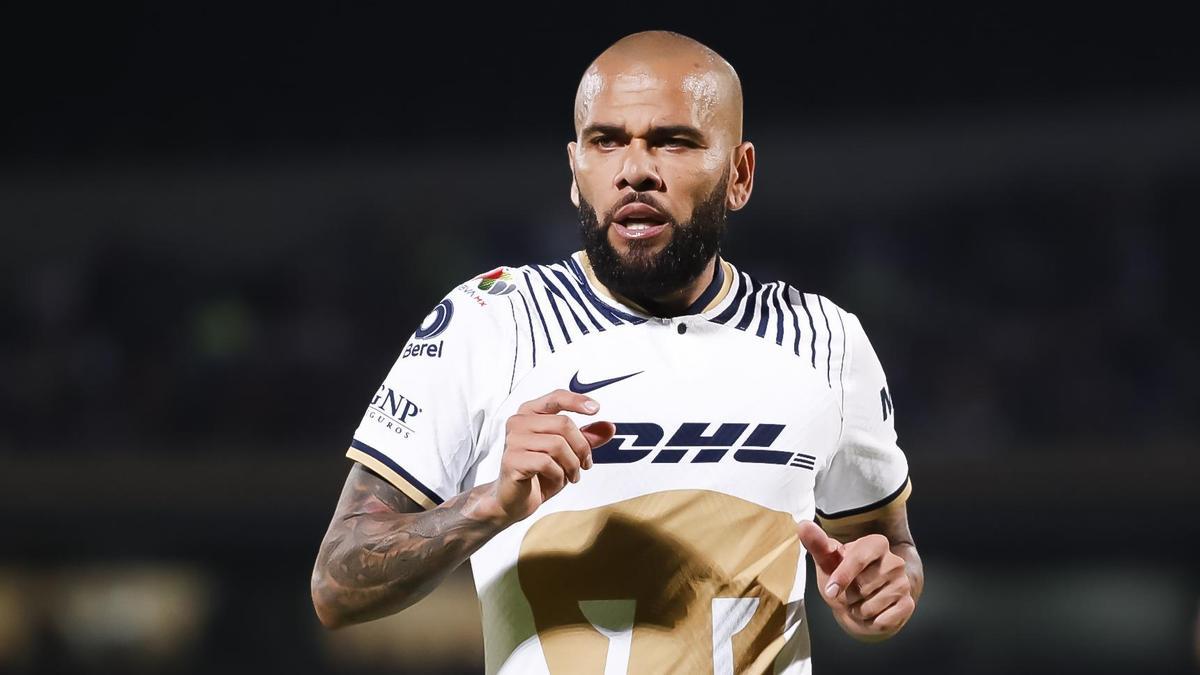 Dani Alves, en un partido con l Pumas.