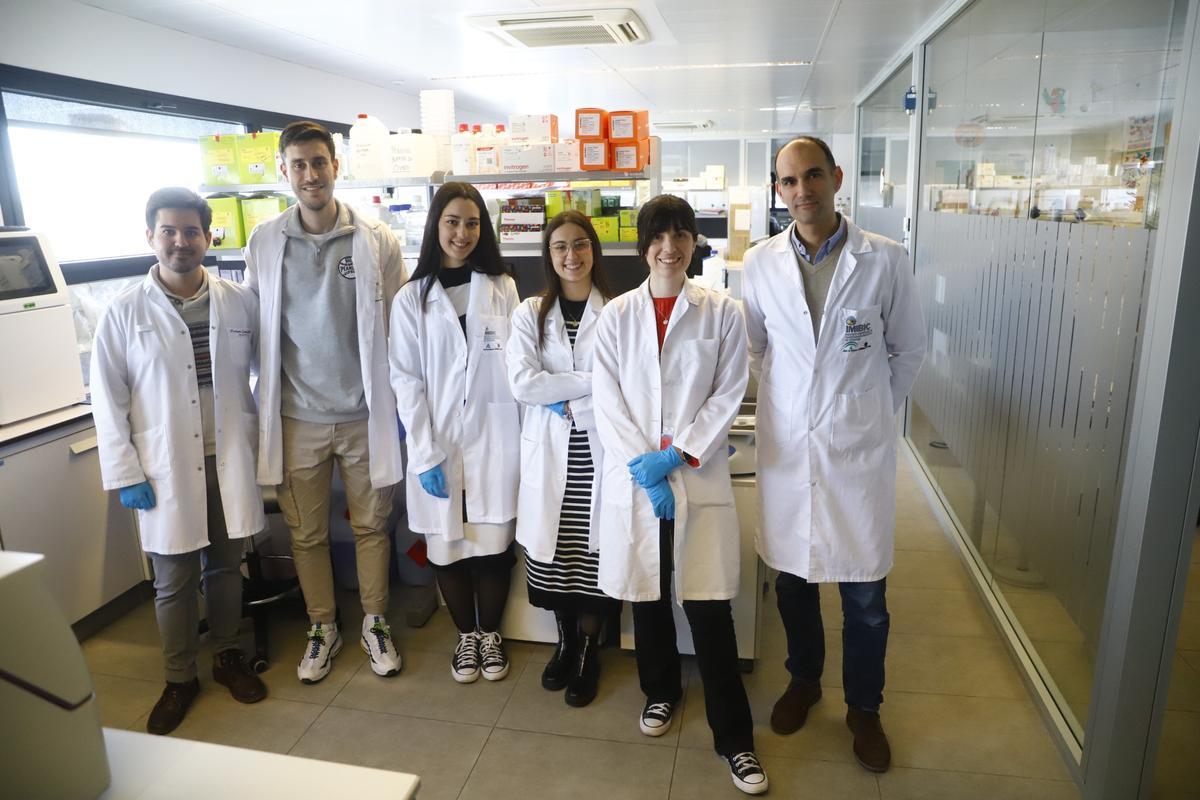 El doctor Manuel Gahete, primero por la derecha, con investigadores en el Imibic.