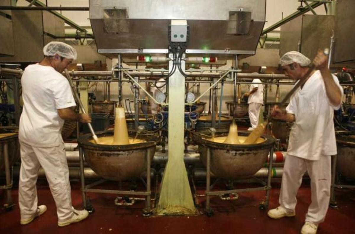 Una fábrica de turrón de Xixona a pleno rendimiento para la campaña navideña, en imagen de archivo.