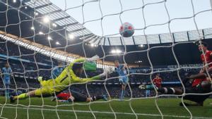 Guardiola engrandeix la imatge del City en el derbi de Manchester