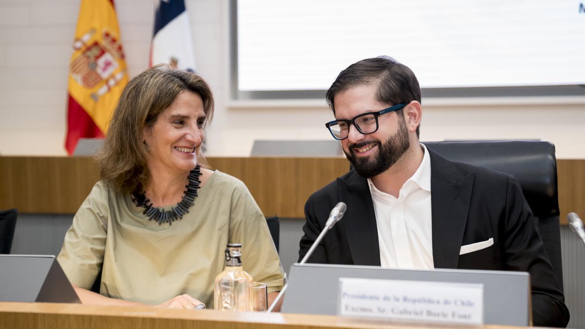 El presidente de cile, Gabriel Boric, y la ministra de Transición Ecológica, Teresa Ribera.
