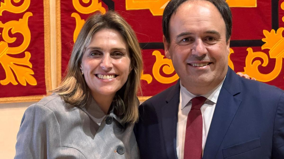 La presidenta de la Diputación, Marta Barrachina, junto al nuevo president, Juanfran Pérez Llorca, este martes.