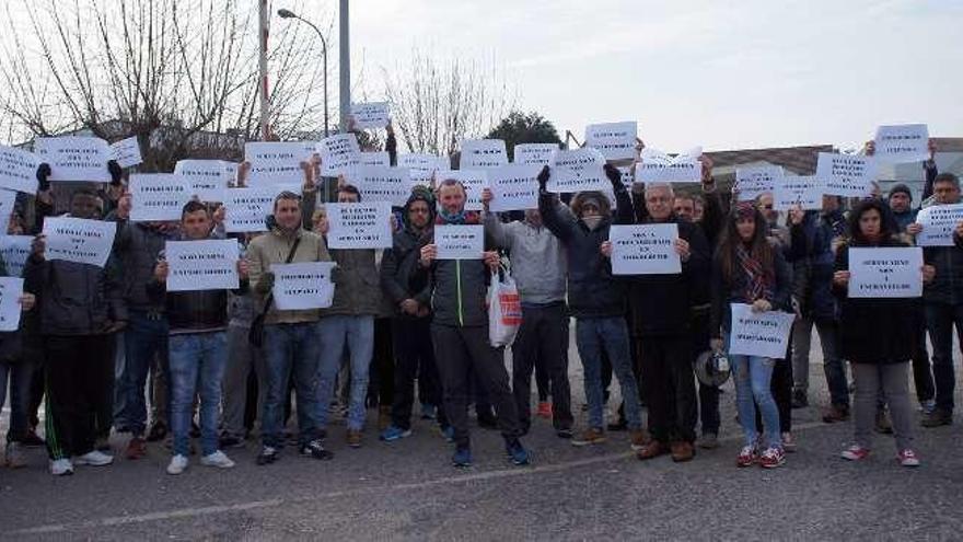 Trabajadores en Frigolouro, ayer, secundan la huelga. // FdV