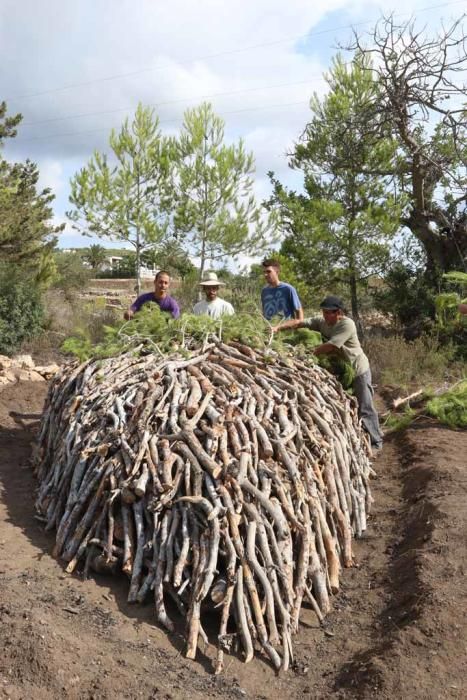 Los vecinos de es Cubells construyen su ''sitja''