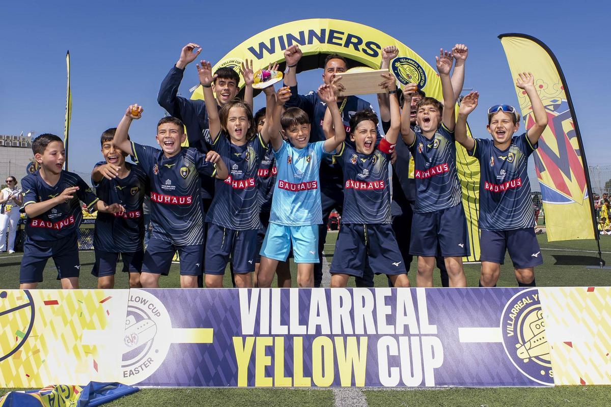 Otro de los campeones levanta el título al cielo de Miralcamp.