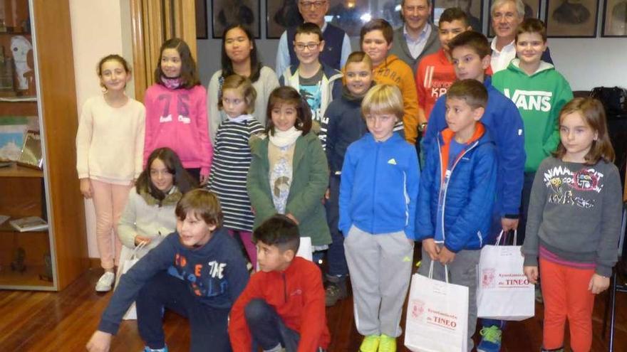 Los premiados en el certamen literario &quot;César Feito&quot;, con el director general de Planificación Lingüística, Fernando Padilla, detrás a la derecha; el alcalde, José Ramon Feito, detrás en el centro, y el secretario de la Academia de la Llingua Asturiana, Xosé Ramón Iglesias, al fondo a la izquierda.