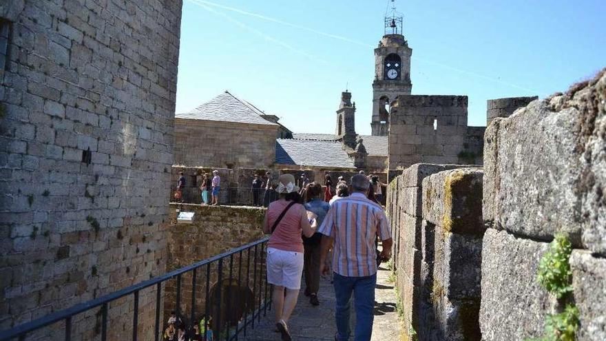 Turistas visitando el Castillo de Puebla el pasado verano.