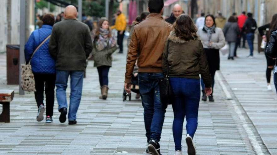 Parejas paseando por la céntrica calle de Rey Daviña, en Vilagarcía. // Iñaki Abella