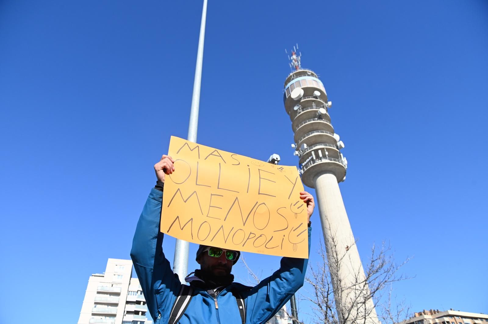 Los vecinos de Hispanidad protestan por la operación urbanística del skate park y el Hernán Cortés