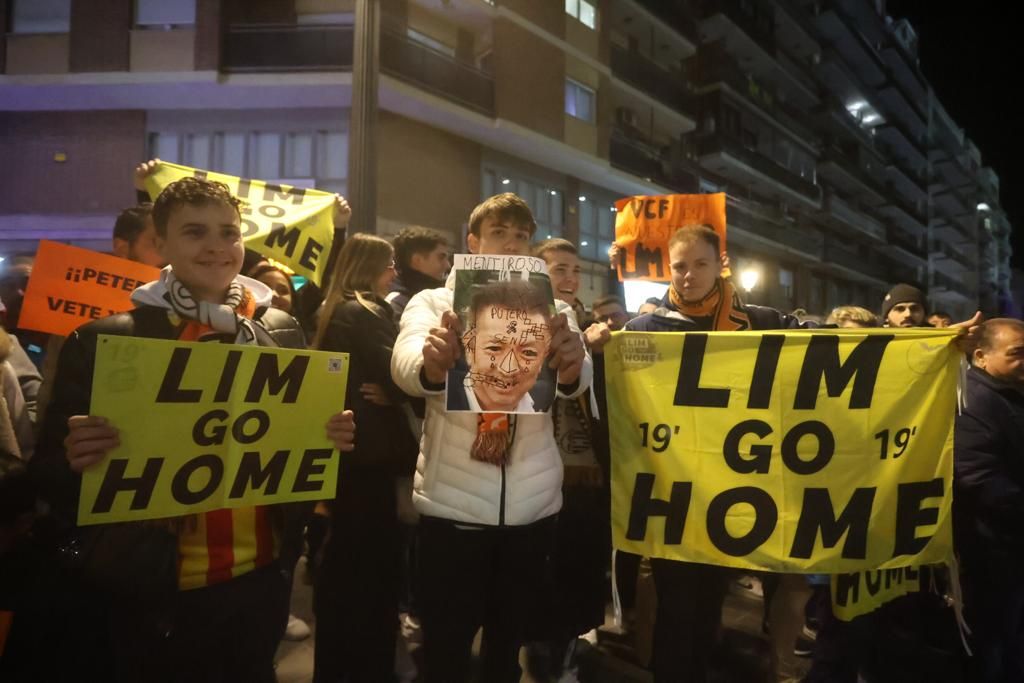 El 11-F, en imágenes: El valencianismo protesta contra Peter Lim