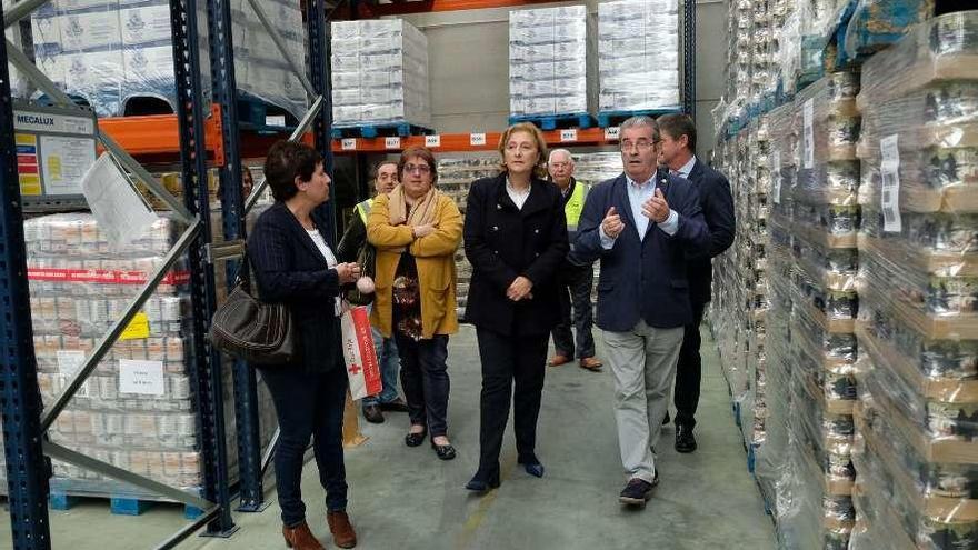 Delia Losa, en el centro, entre Eva Fernández y Bernardo Sopeña, ayer, en el Banco de Alimentos.