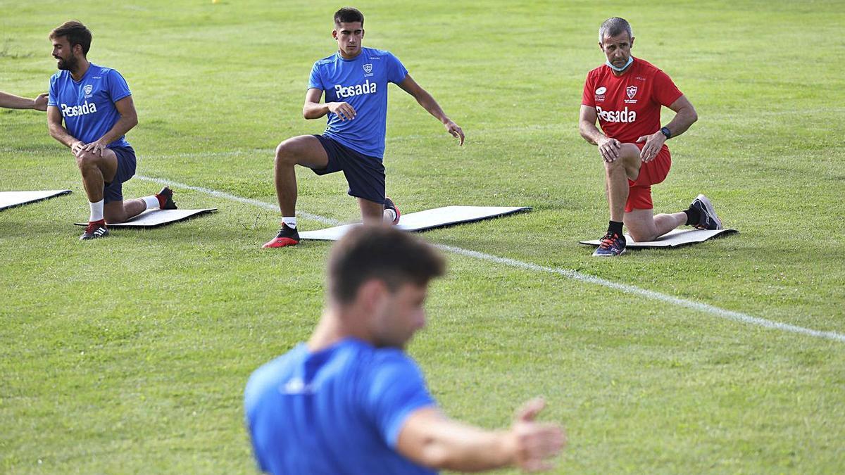 Nacho López, de rojo a la derecha, dirige unos ejercicios en un entrenamiento del Marino. | Ricardo Solís