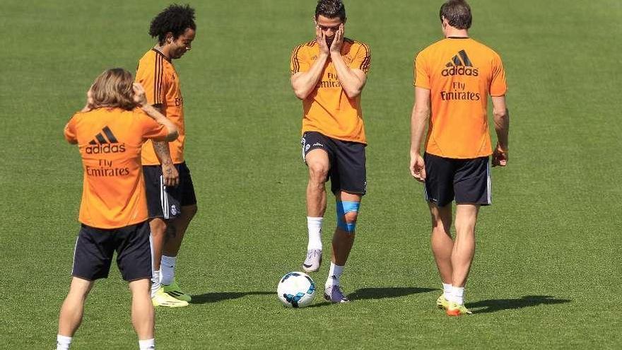 Cristiano Ronaldo, en el centro, durante el entrenamiento previo al partido en Balaídos. // Víctor Lerena