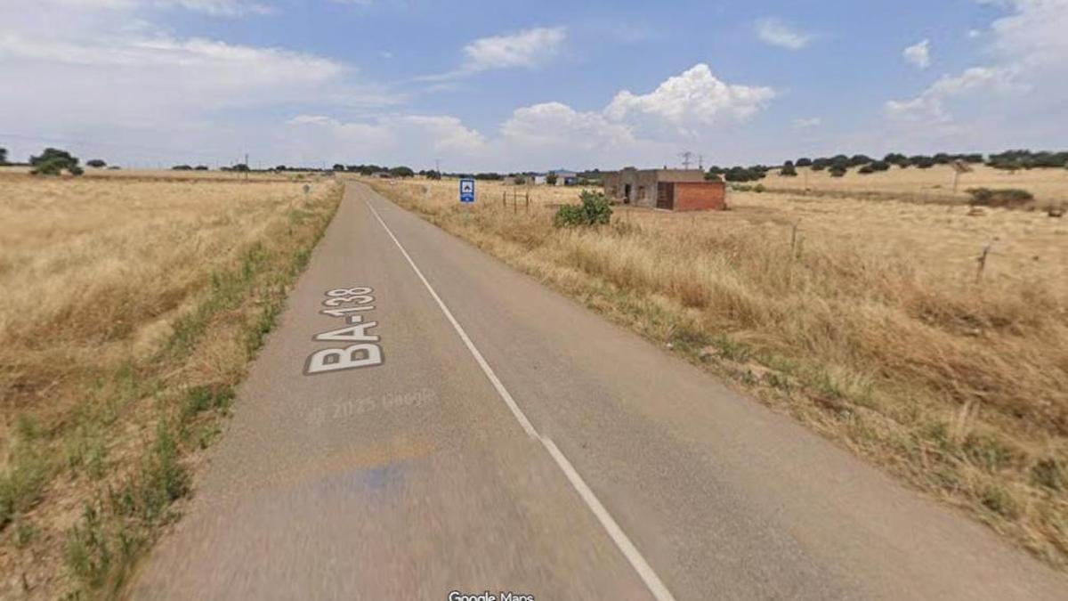 Imagen de la BA-138, carretera que conecta Talarrubias con Herrera del Duque.