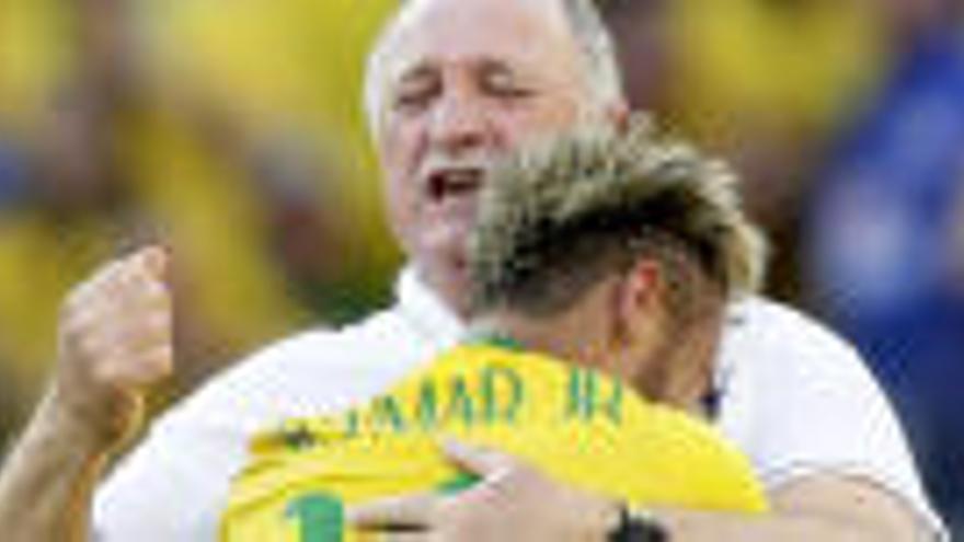 Scolari y Neymar se abrazan