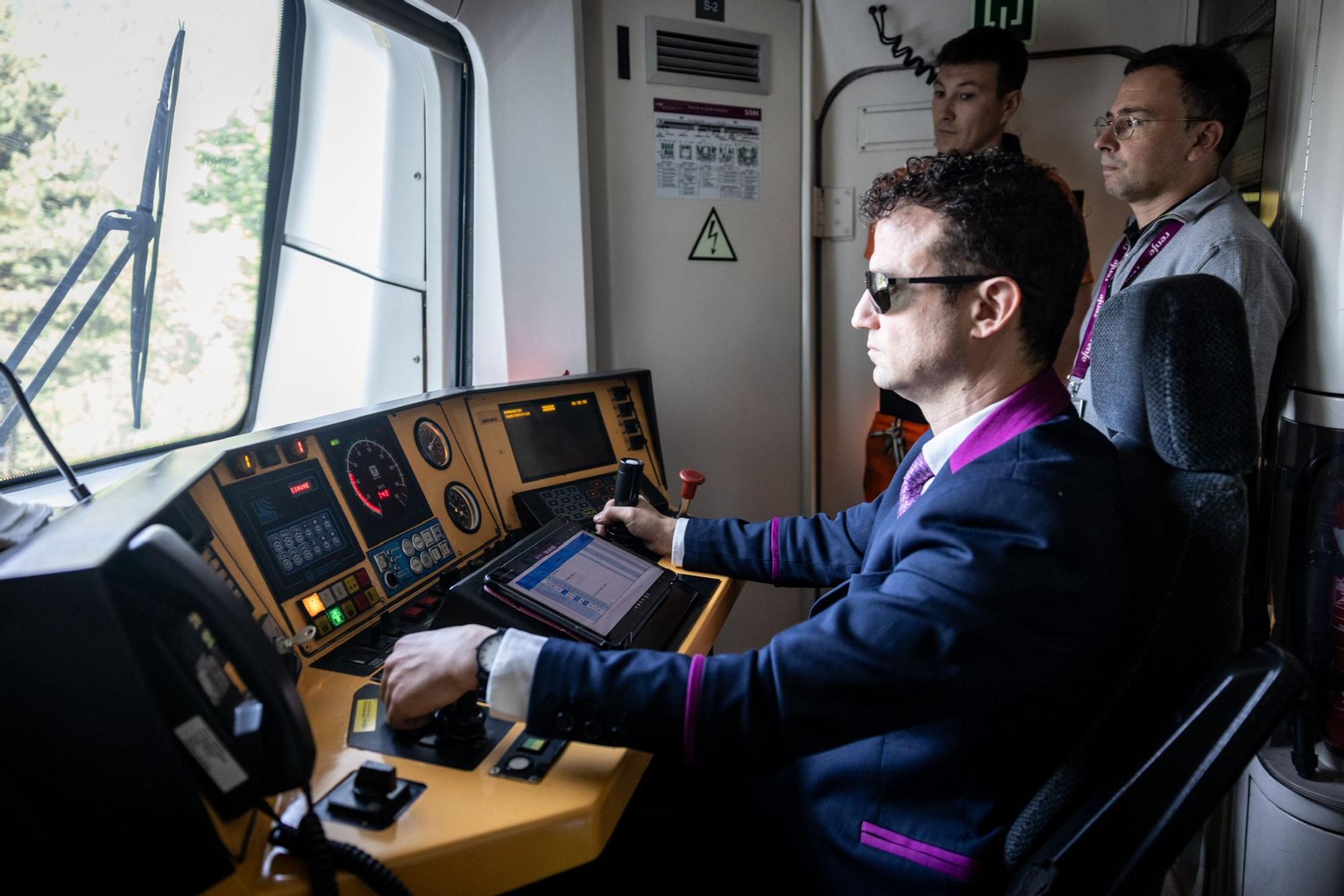 En imágenes | Así ha sido el viaje inaugural del Canfranero en su vuelta a la actividad tras las obras de remodelación de la línea