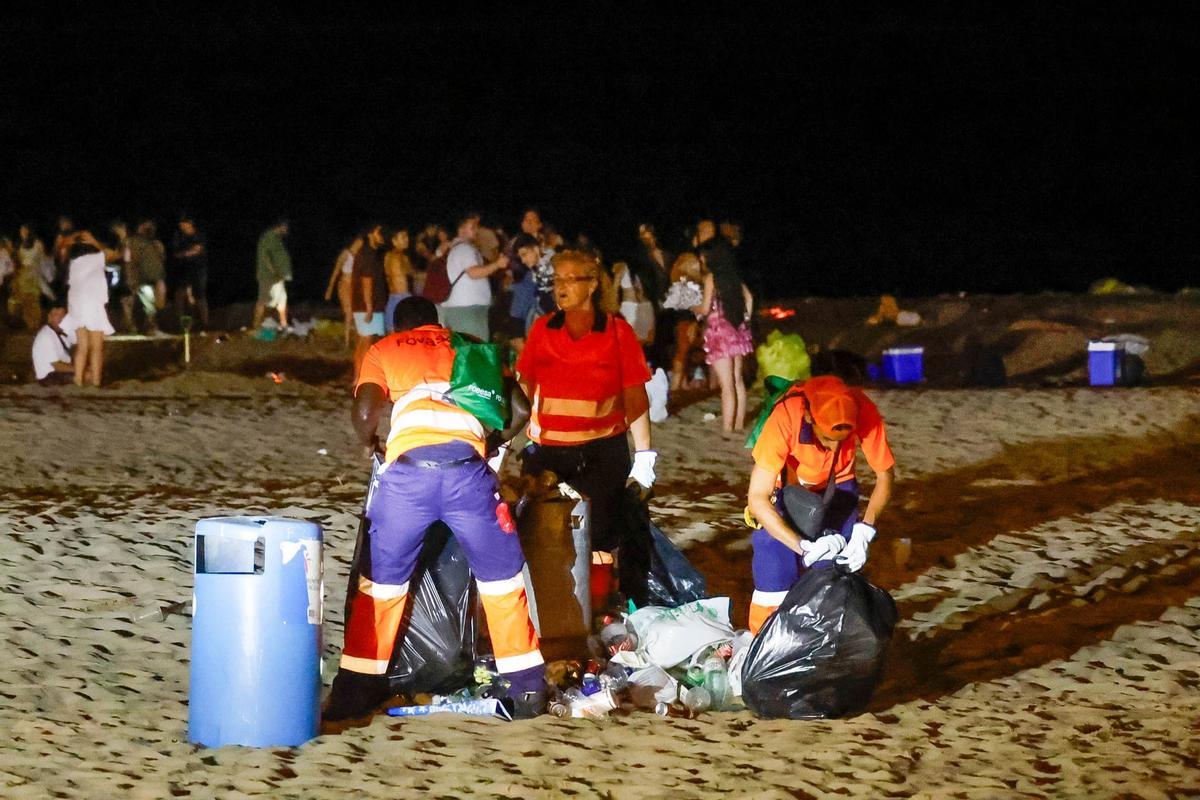 Dispositivo de limpieza en las playas valencianas tras la noche de San Juan Dispositivo de limpieza en las playas valencianas tras la noche de San Juan
