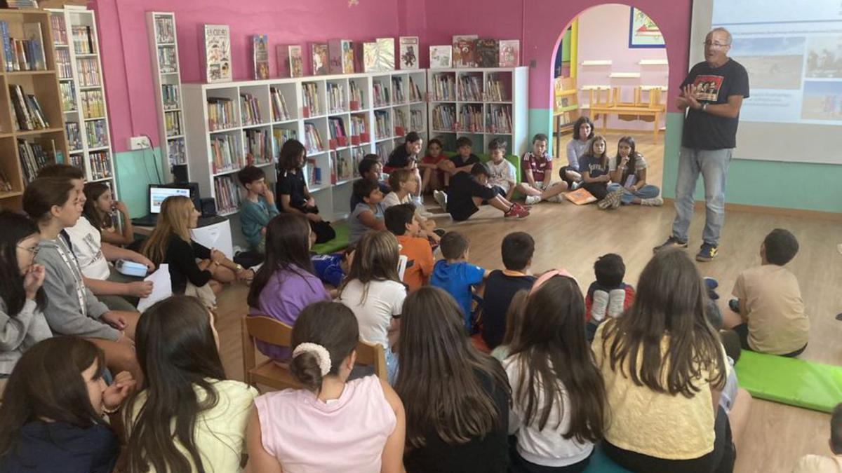 Juan González, ayer, ante el alumnado del Humbeto Juanes.