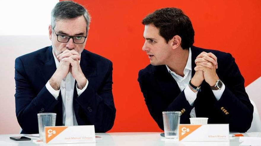 Villegas y Albert Rivera, ayer, en la reunión de la ejecutivo de Ciudadanos. // Efe