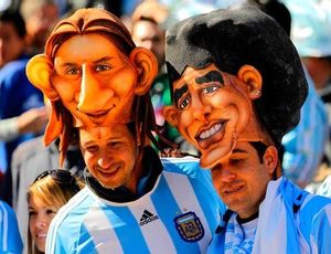 Aficionats argentins amb màscares de Messi i Maradona abans del partit contra Corea del Sud.