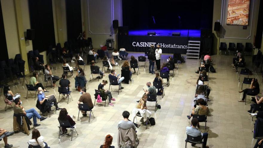 Aspecte del Casinet d&#039;Hostafrancs, amb el públic assegut amb gran distància, i mascaretes, abans de l&#039;inici del concert d&#039;El Niño de la Hipoteca, dins del Barnasants