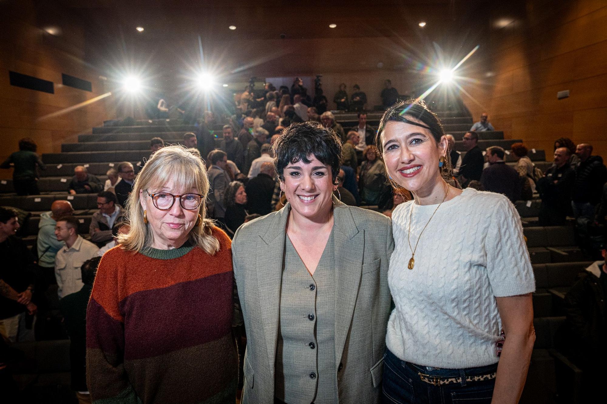 La alcaldesa de Santa Coloma, Mireia González, acompañada de las exalcaldesas Manuela de Madre y Núria Parlon