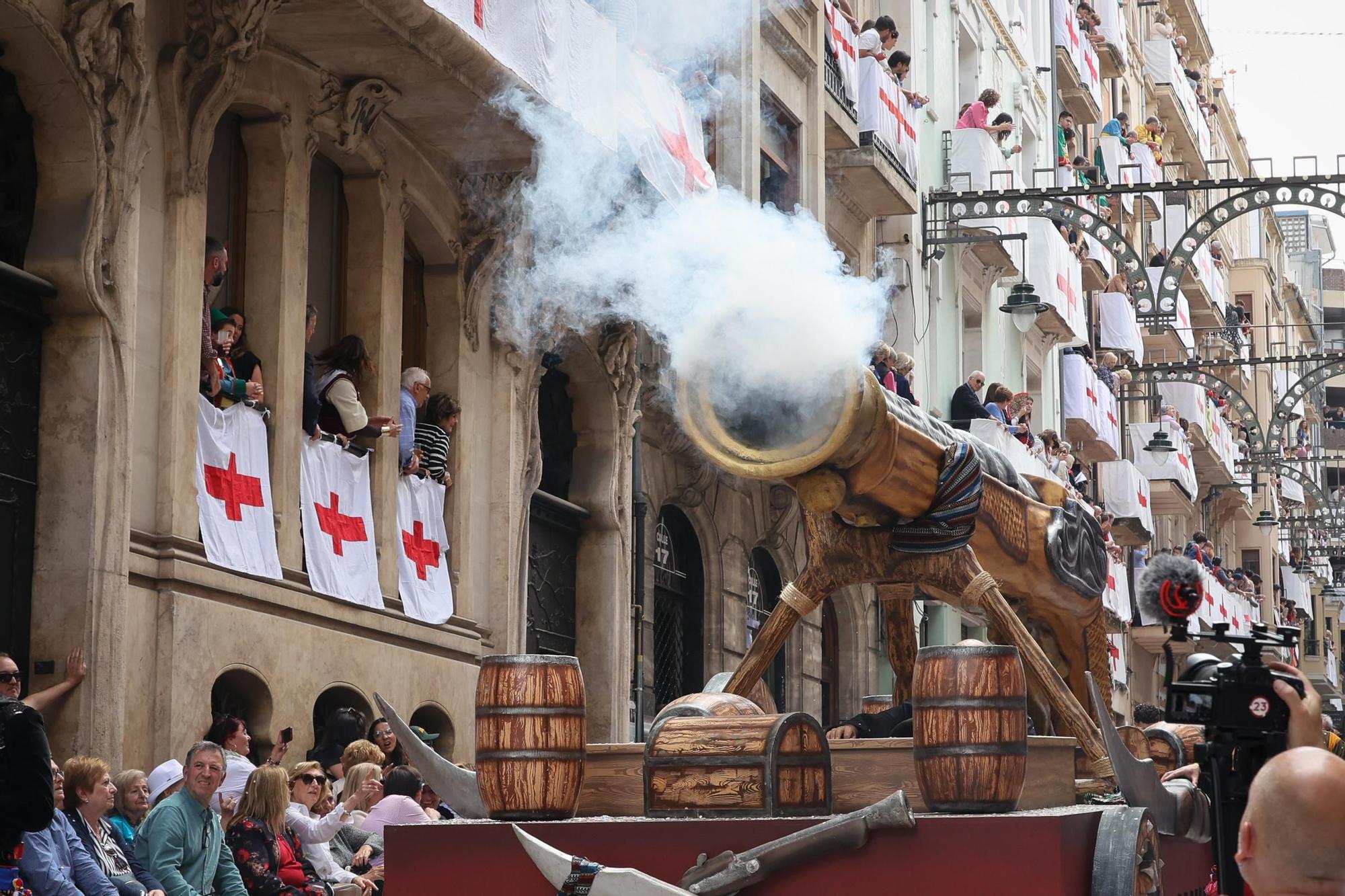 Alcoy se entrega al espectáculo de las tropas cristianas