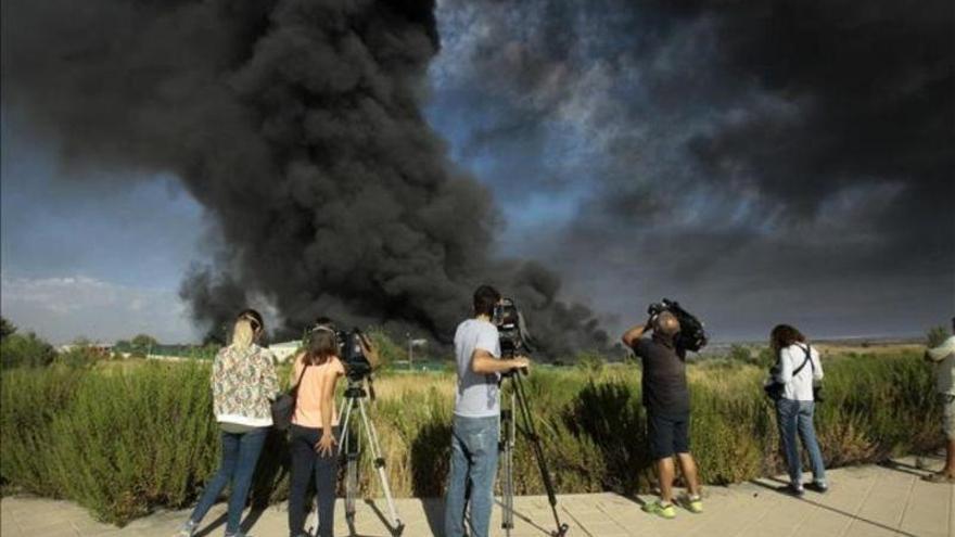 Los bomberos acceden a la nave de Chiloeches tras controlar el incendio