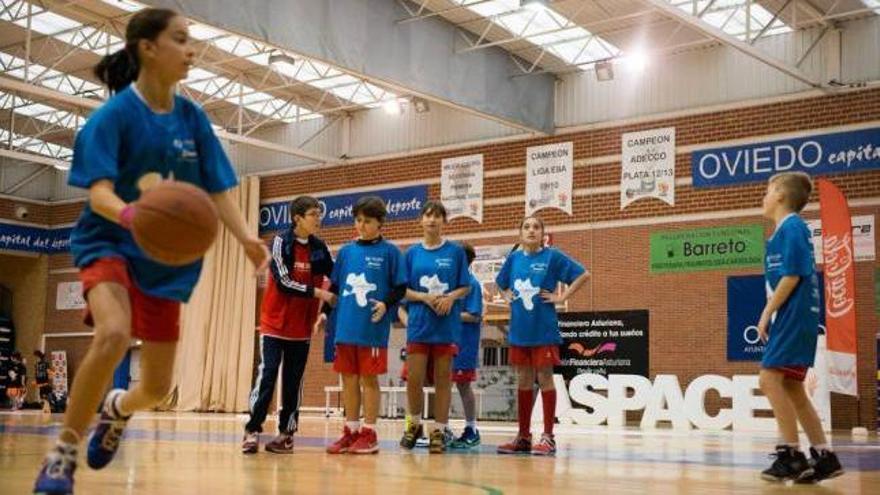 Los más pequeños calientan antes de comenzar su partido.