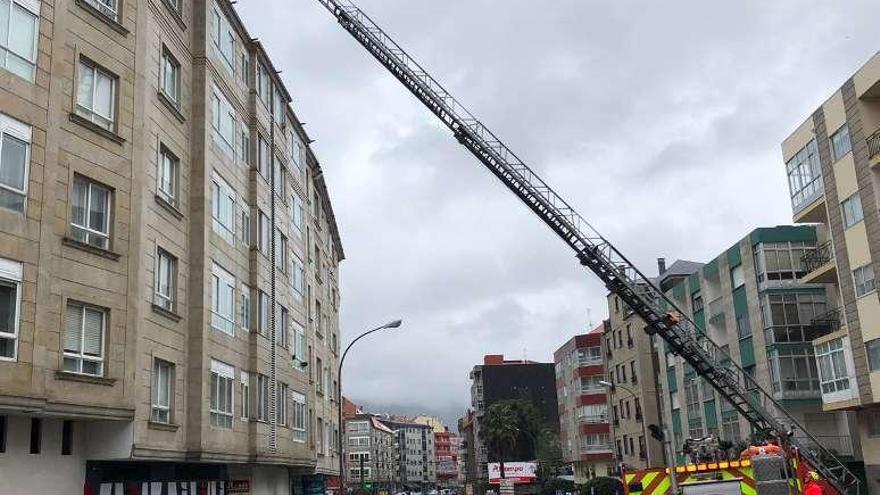 Retiran tejas a punto de caer de un edificio en Doctor Tourón. // Cedida