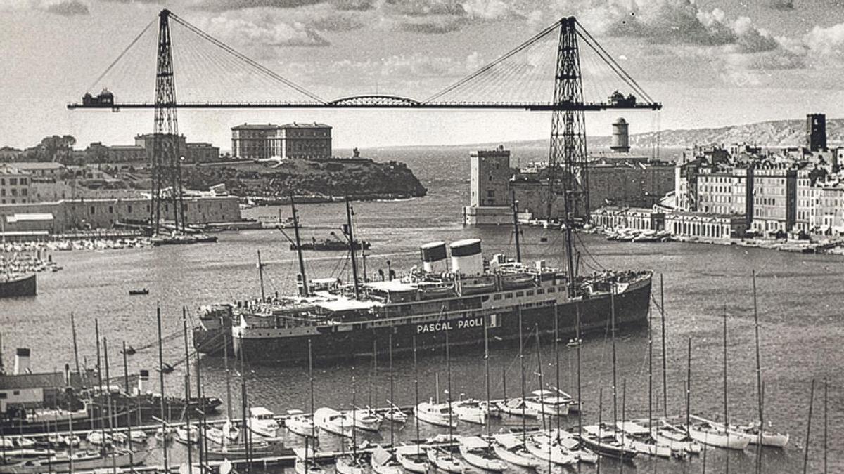 El puerto de Marsella y su puente transbordador en 1940.