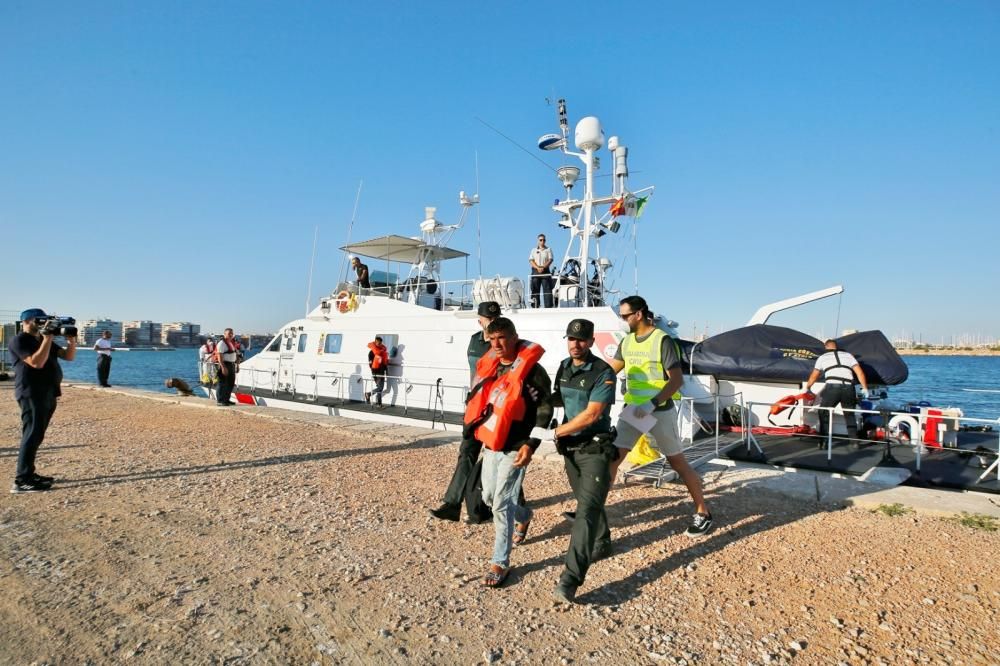 Rescatan a 10 personas de una patera en Cabo de Palos y las llevan a Torrevieja