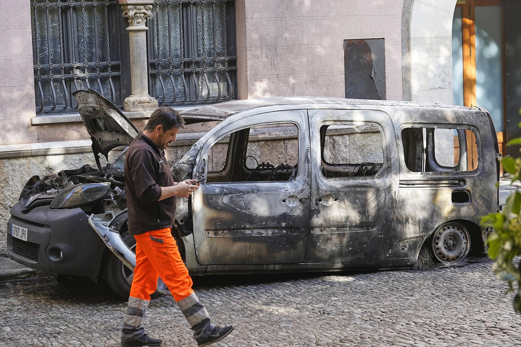 Crema una furgoneta aparcada al Barri Vell de Girona