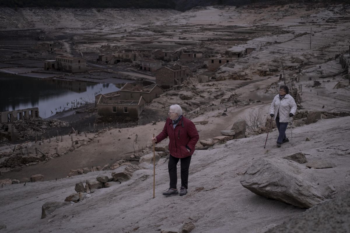 Dos vecinas caminan por el entorno del pueblo emergido del embalse. // BRAIS LORENZO