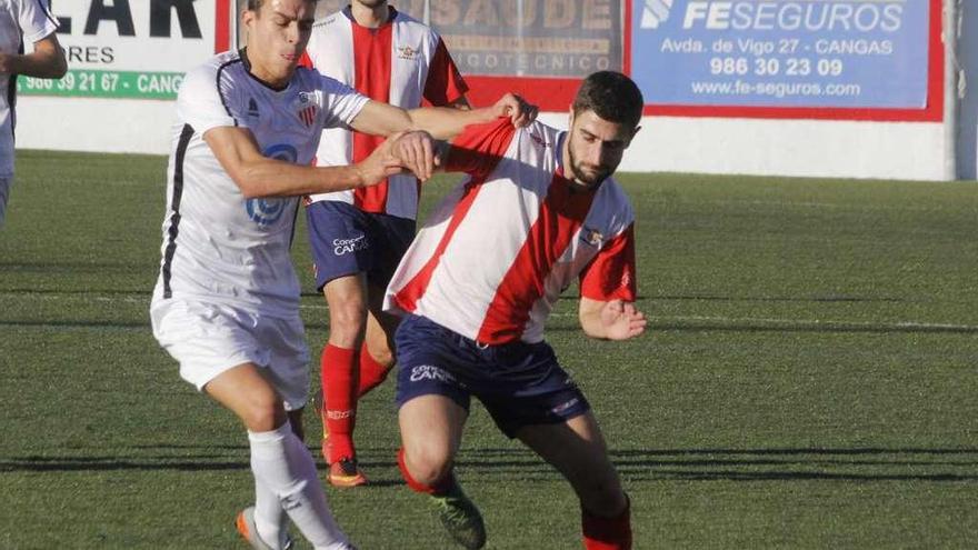 Un jugador del Cerceda presiona a otro del Alondras en el partido de ayer. // Santos Álvarez