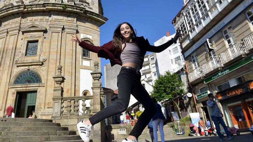 La joven cantante ante la iglesia de la Peregrina. // Gustavo Santos