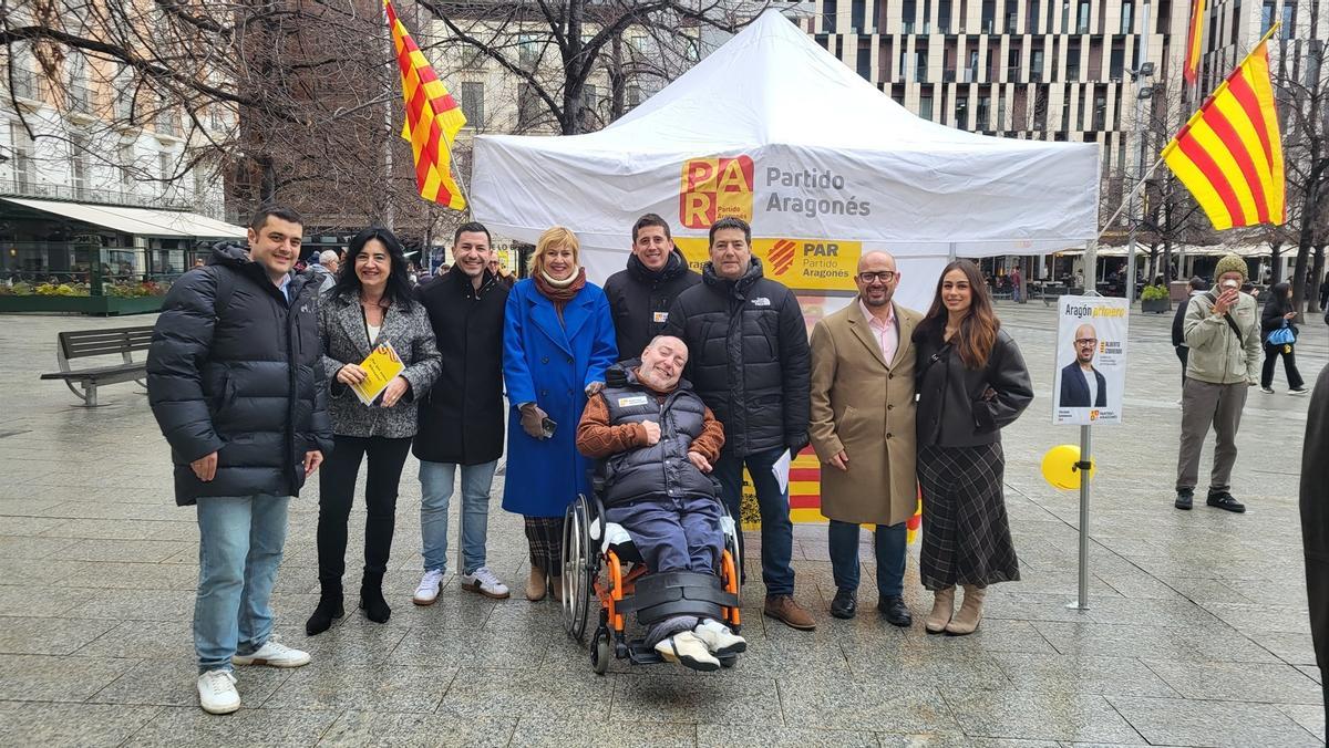 Mesa informativa del PAR en el centro de Zaragoza.