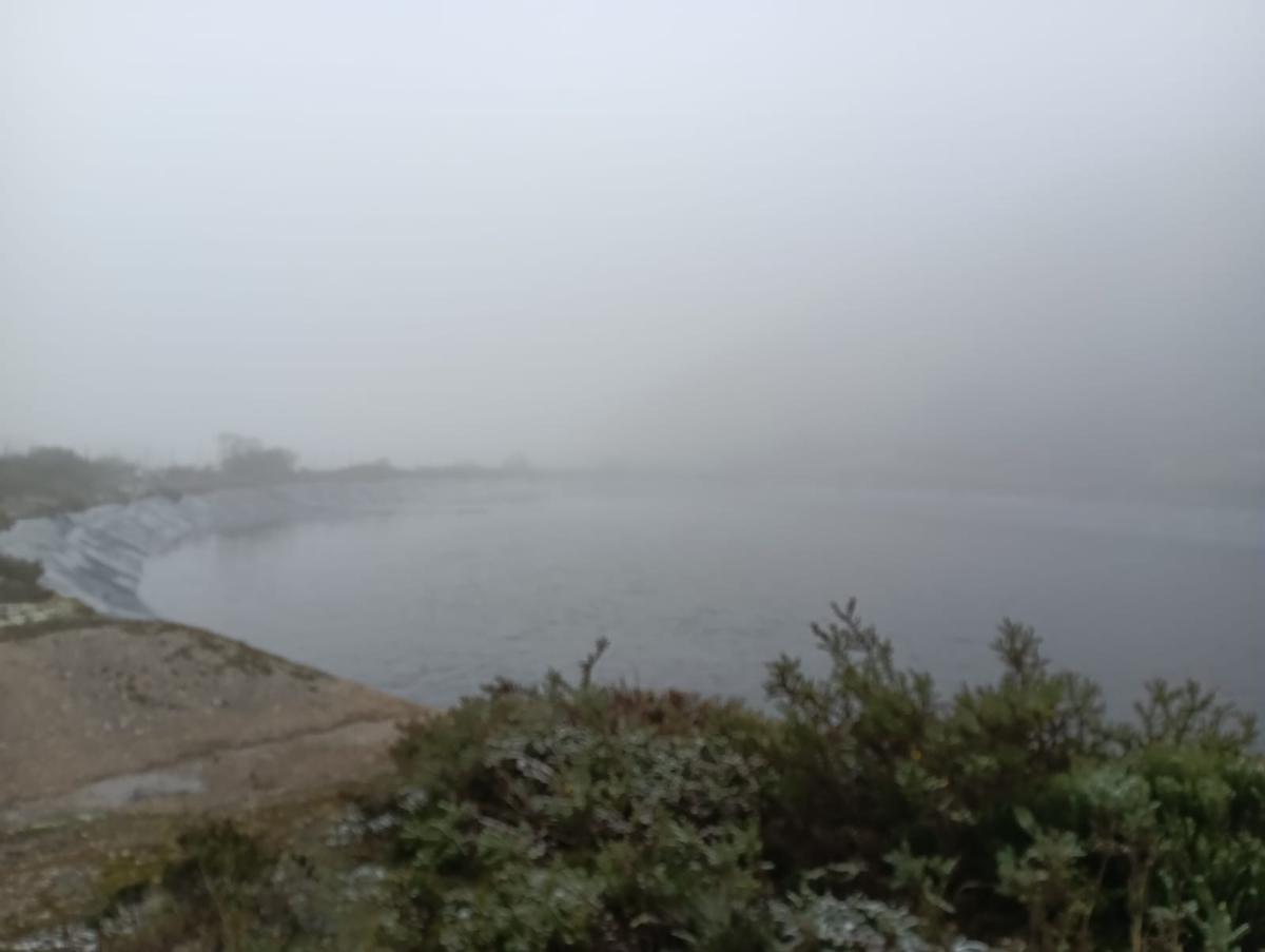 La balsa de Pajares, ya llena tras ser reparadas las filtraciones.