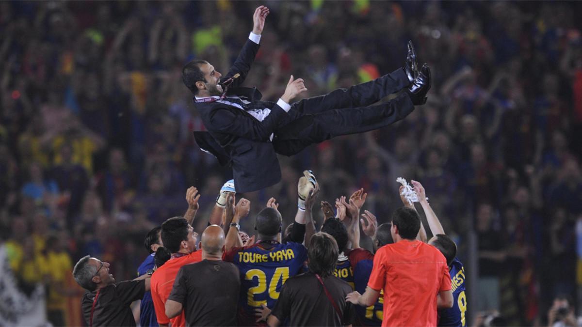 Josep Guardiola, manteado por sus futbolistas tras vencer en la final de la Champions 2008/09 en el Barça-Manchester United