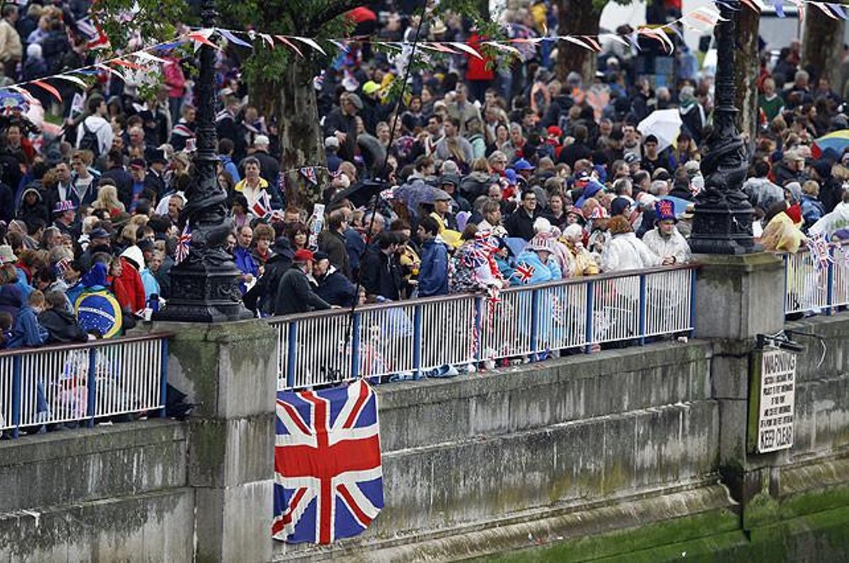 Malgrat la pluja i el fred, milers de persones es reuneixen a prop del Tàmesi per a la celebració de la reina.