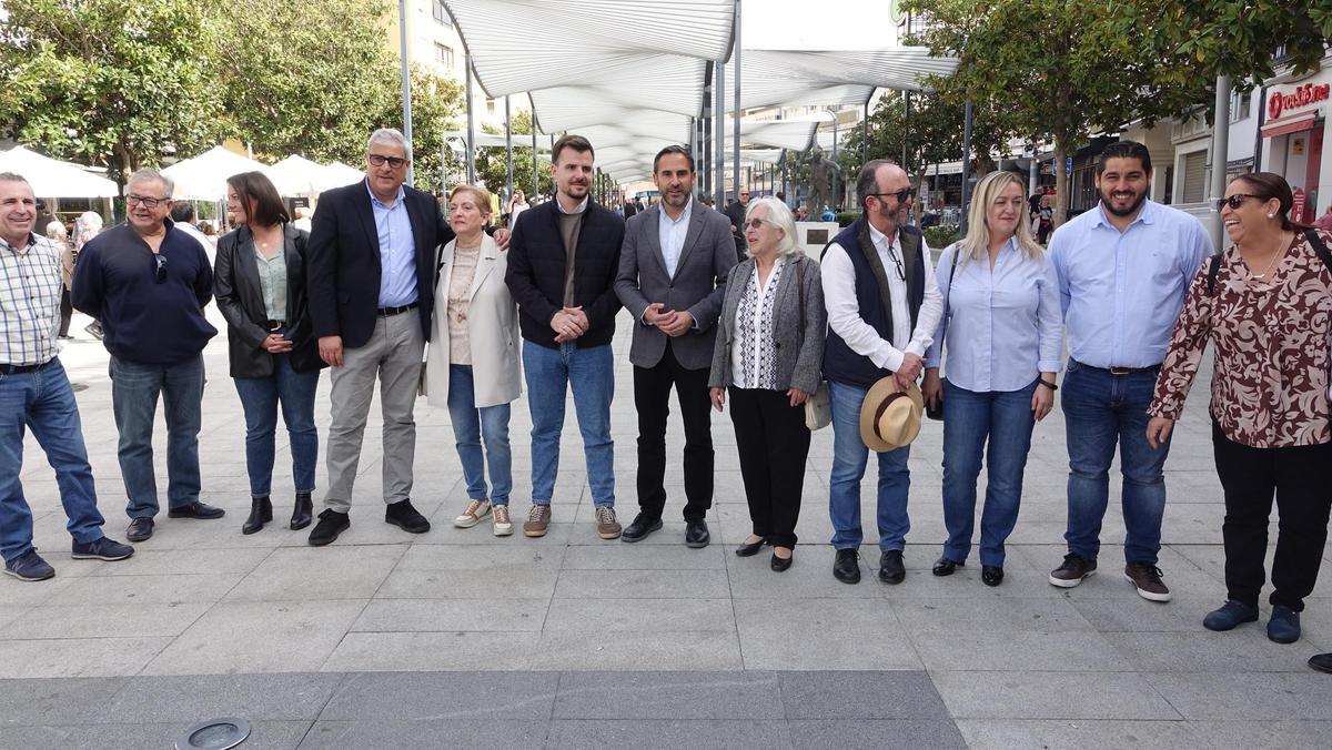 El secretario general del PSOE de Málaga, Dani Pérez, acompañado por Antonio Navarro, Jorge Padilla y otros militantes en su visita de la semana pasada a Torremolinos.