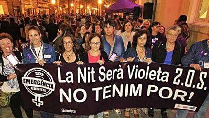 Centenars de dones es van manifestar divendres pels carrers de Blanes.