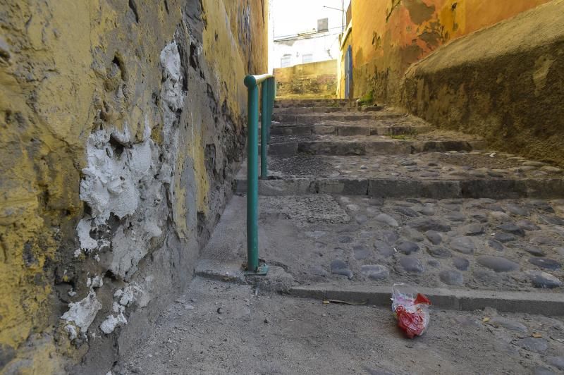 Vecinos de la calle Guzmán el Bueno protestas por el abandono de la zona